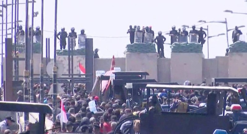 



متظاهرون عراقيون يحاولون اقتحام المنطقة الخضراء في بغداد.