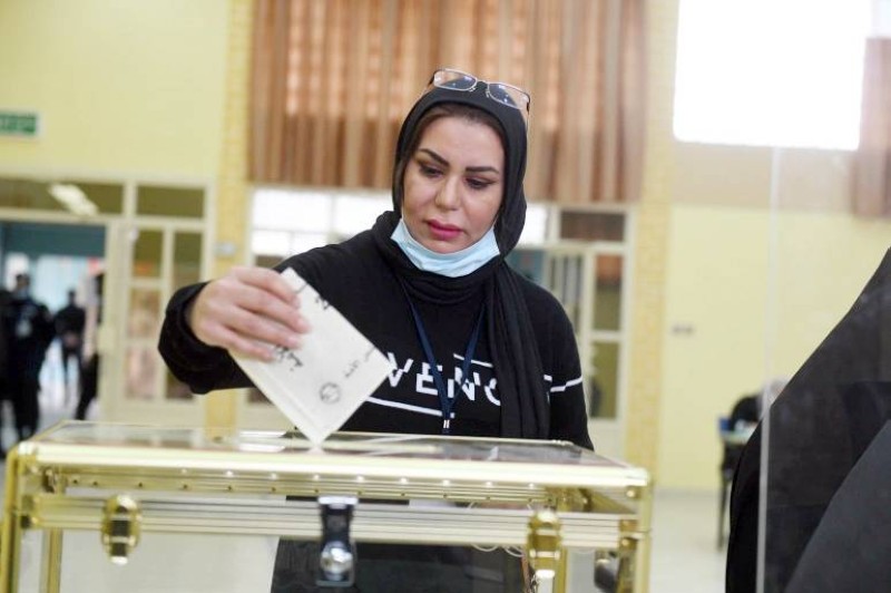 



كويتية تقترع في انتخابات سابقة لمجلس الأمة.