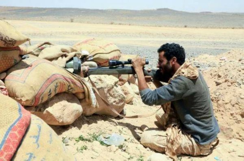 جندي من الجيش الوطني يتصدى لهجمات الحوثي.