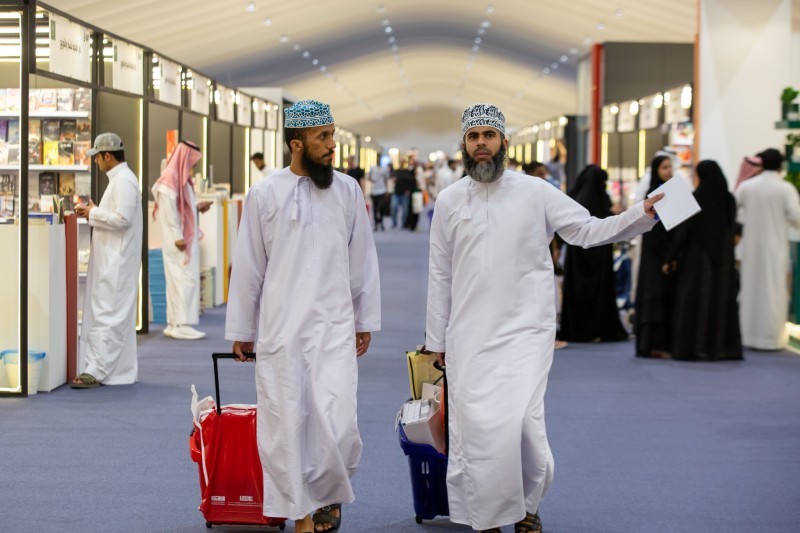 زائران عمانيان يتجولان في المعرض.
