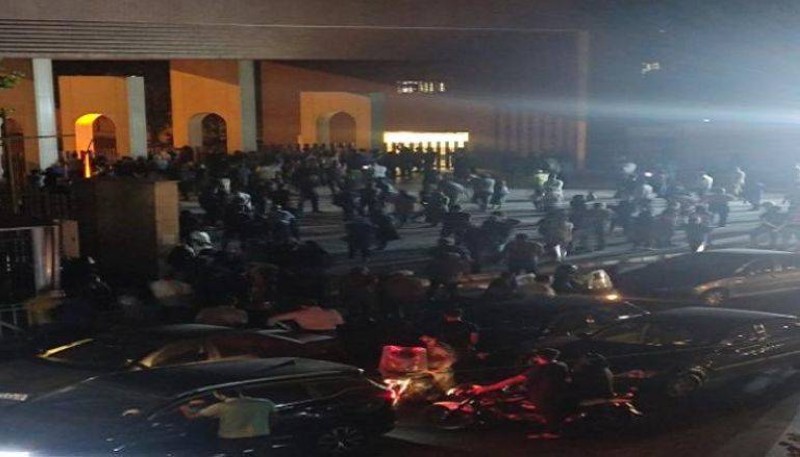 محاصرة طلاب داخل جامعة شريف في طهران.