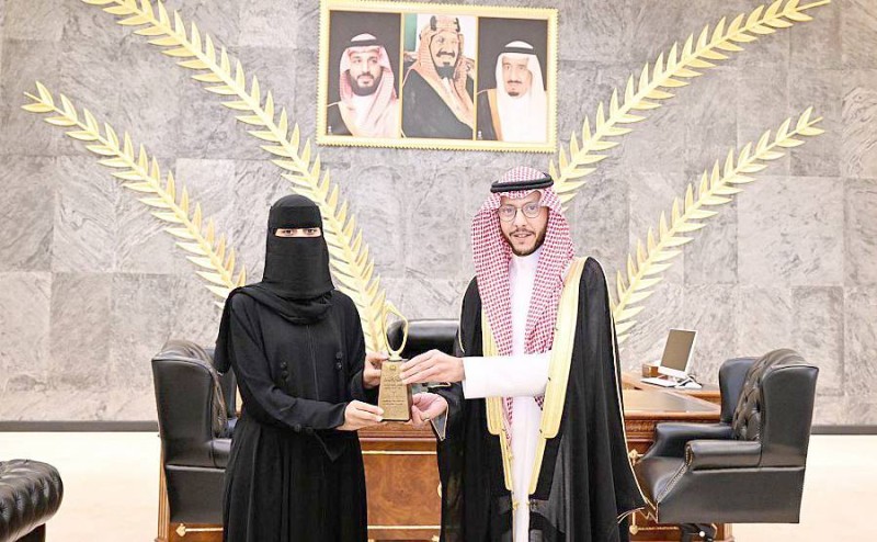 



الأمير سعود بن نهار مكرماً فاطمة الزهراني.  (واس)