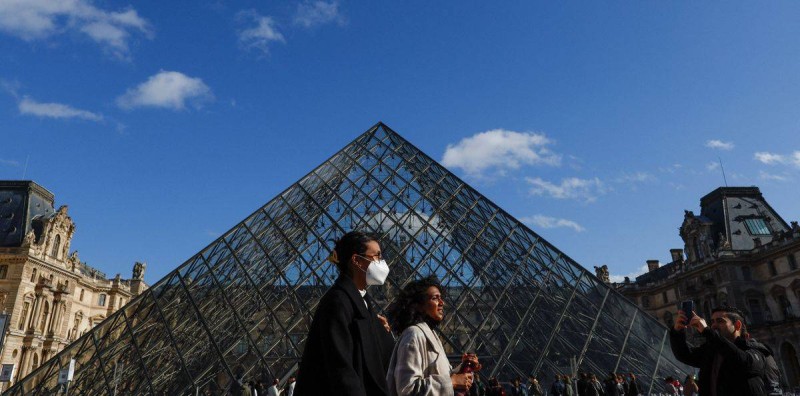 



شخص يرتدي كمامة بالقرب من الهرم الزجاجي أمام متحف اللوفر في باريس. (وكالات)
