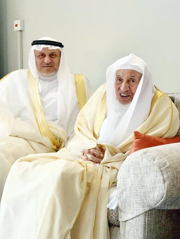 



زياد الدريس مع والده الراحل عبدالله بن إدريس.