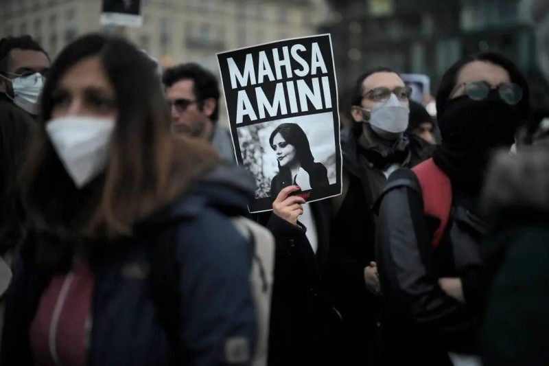 محتجون إيرانيون يرفعون صورة أميني.