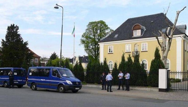 قوات الشرطة أمام سفارة الملالي في كوبنهاغن.