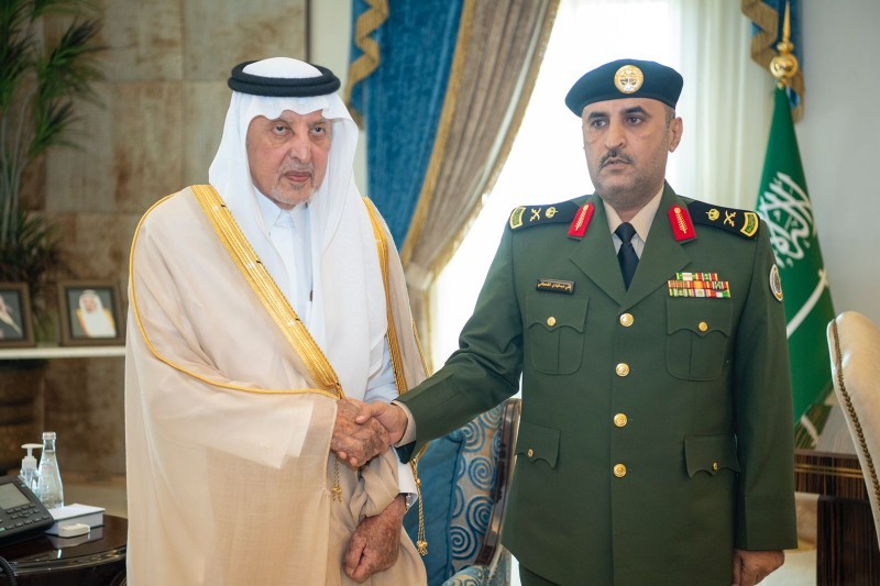 أمير مكة يقلد مدير سجون المنطقة رتبة لواء.