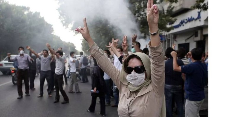  محتجون إيرانيون يرفعون علامة النصر ويطالبون بإسقاط النظام .