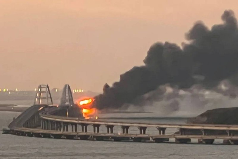 اندلاع النيران بعد تفجير جسر القرم