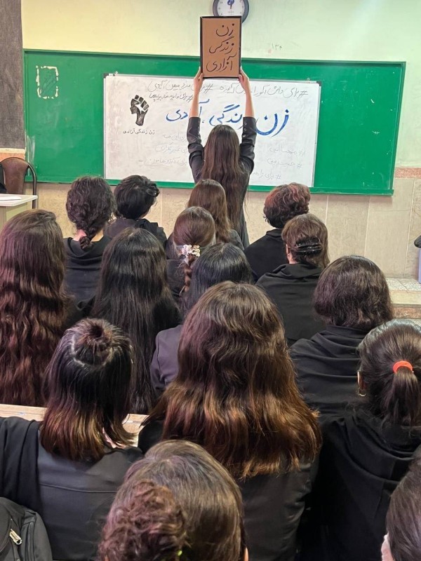 مظاهرات واحتجاجات داخل الفصول الدراسية في إيران.
