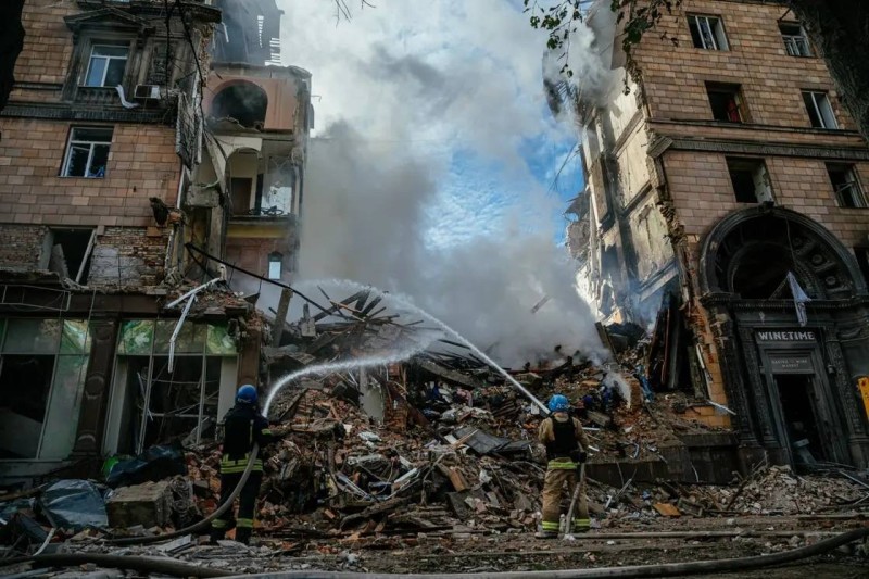  مبان مدمرة إثر قصف روسي استهدف زابوريجيا شرق أوكرانيا.