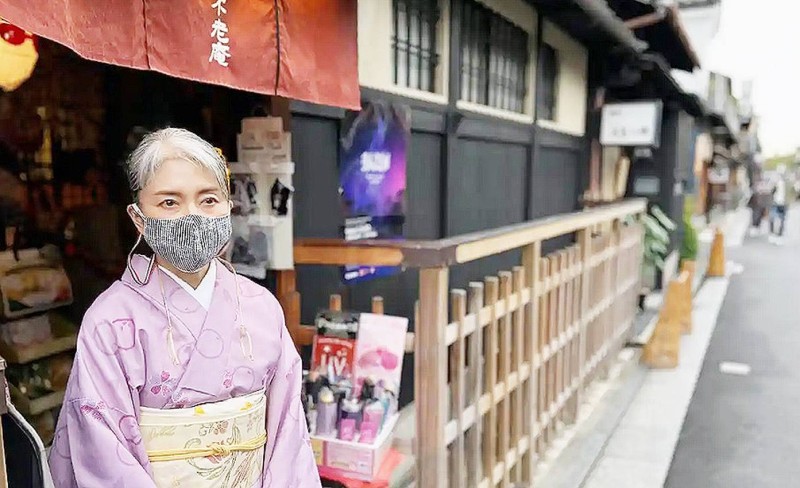 مالكة محل لأزياء اليمونو في طوكيو تتطلع لعودة السياح بعد إلغاء القيود الصحية. (وكالات)