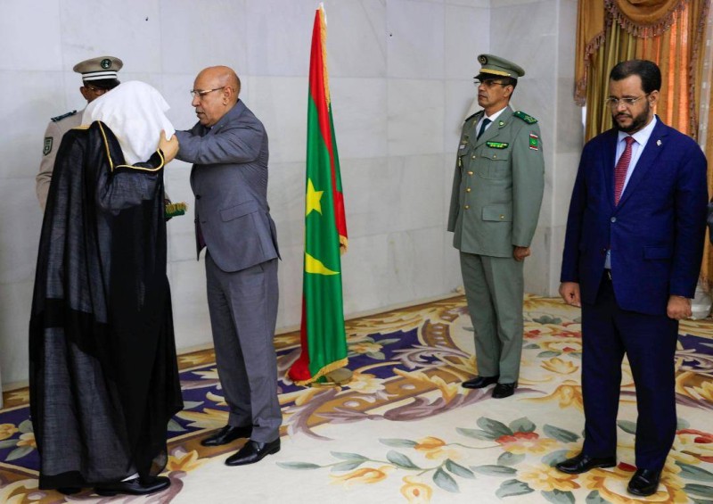 الرئيس الموريتاني مقلدا العيسى وسام الاستحقاق الوطني في القصر الرئاسي في نواكشوط.