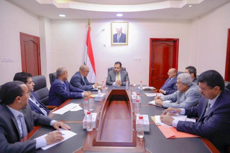رئيس الحكومة اليمنية خلال ترؤسه اجتماع الوزارات المعنية بتنفيذ قرارات مجلس الدفاع الرئاسي.