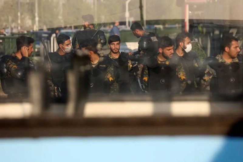 قوات إيرانية لقمع الثورة ضد نظام ولاية الفقيه.
