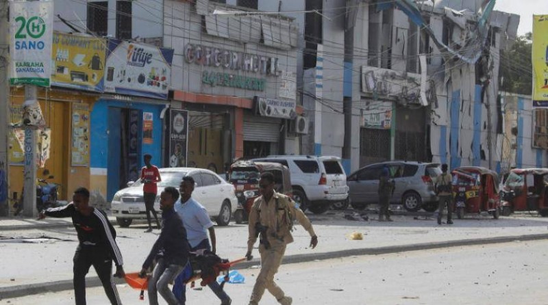 إخلاء جريح من موقع الانفجار قرب وزارة التربية الصومالية في مقديشو.
