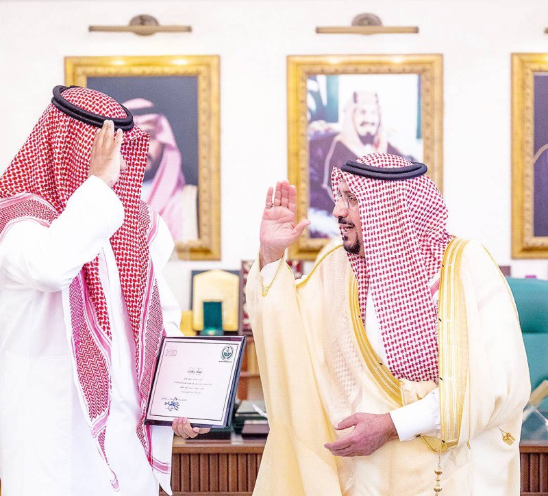 



الأمير فيصل بن مشعل مكرماً أحد منسوبي مكافحة المخدرات.(عكاظ)