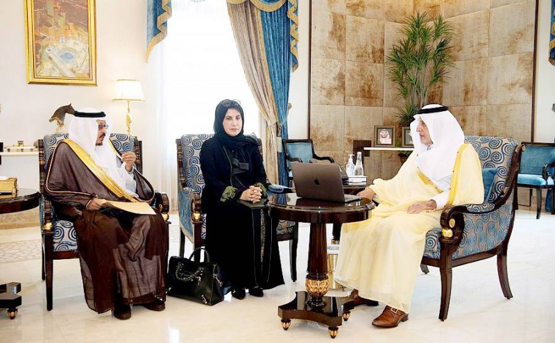 



أمير مكة خلال استقباله رئيس جامعة الملك عبدالعزيز المكلف الدكتورة هناء النعيم.