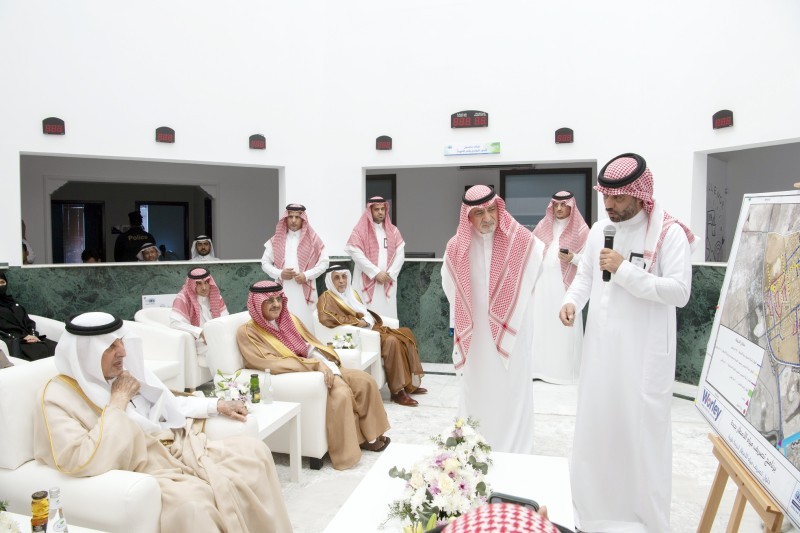 



الأمير خالد الفيصل يستمع إلى شرح عن مشاريع الواجهة البحرية.