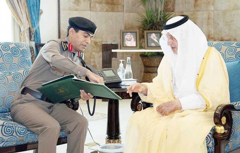 



الأمير خالد الفيصل خلال استقباله اللواء الجابري.