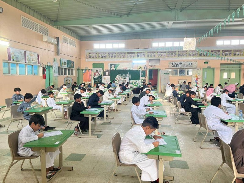 



طلاب يؤدون الاختبارات بمدرسة في جازان. ( أرشيف عكاظ)
