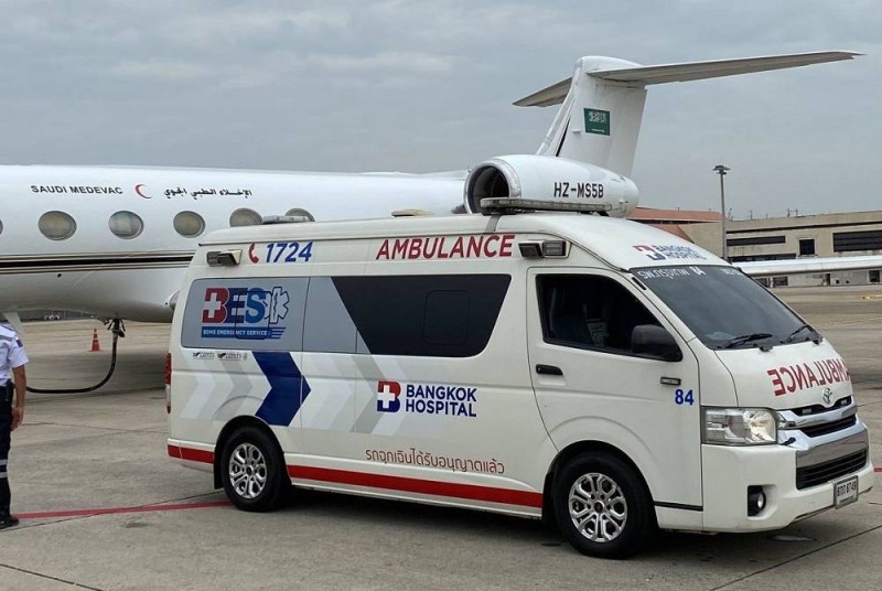 طائرة الإخلاء الطبي في المطار لنقل المواطن إلى السعودية