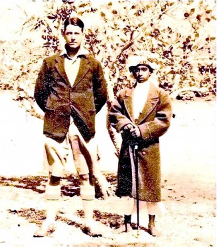



توماس برفقة السلطان سعيد بن تيمور في مسقط عام 1936.