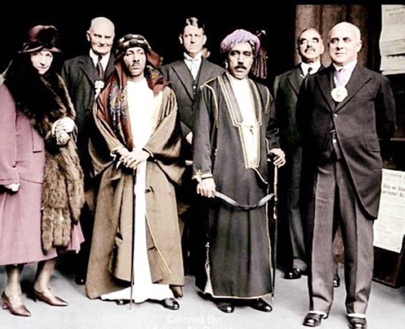 



توماس يقف خلف السلطان تيمور ومساعده في لندن 1928.
