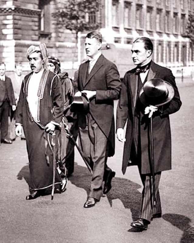 



توماس (وسط) في لندن مع السلطان تيمور عام 1928.