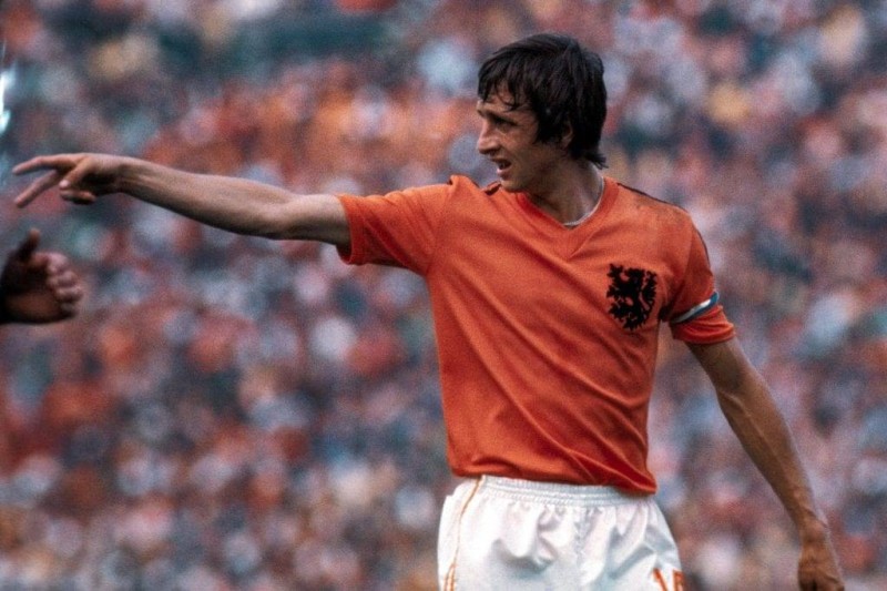 ظهرت الكرة الشاملة لأول مرة مع هولندا بالطقم البرتقالي الجميل بقيادة يوهان كرويف.