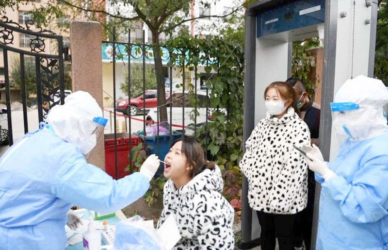 



كادر صحي يأخذ مسحة حلقية من طفلة في مدينة لانجو الصينية. (وكالات)