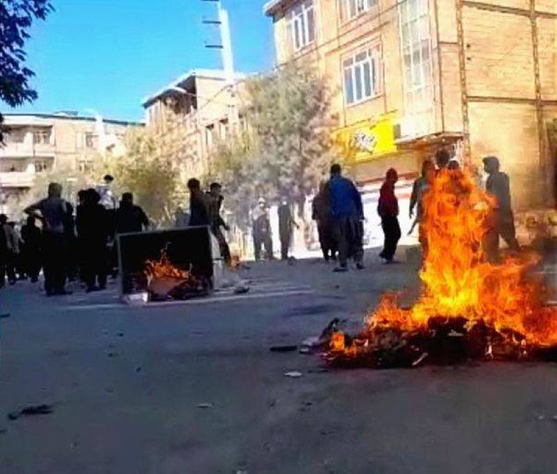 محتجون يشعلون النيران في وسط شوارع طهران
