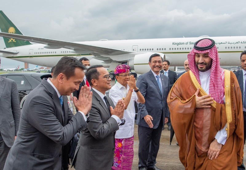 ولي العهد الأمير محمد بن سلمان مغادرا إندونيسيا بعد ترؤسه وفد السعودية في قمة مجموعة العشرين (بندر الجلعود)