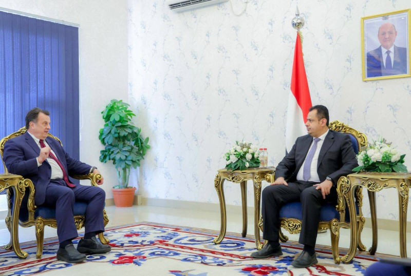 رئيس الوزراء اليمني في لقاء مع ديفيد جريسلي.