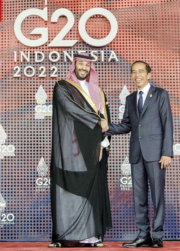 



الأمير محمد بن سلمان، مصافحاً الرئيس الإندونيسي جوكو ويدودو، خلال فعاليات قمة العشرين.