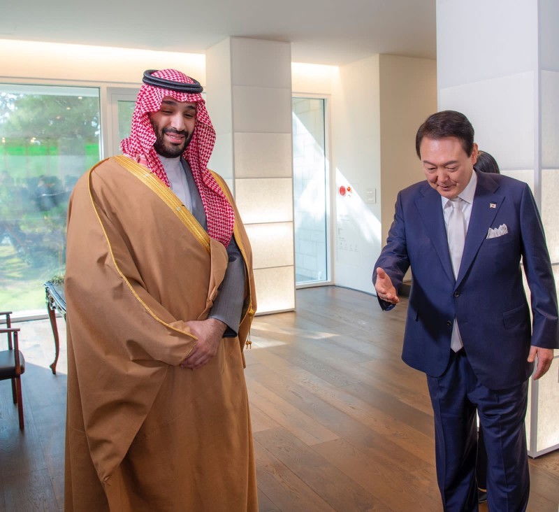 الرئيس الكوري مستقبلا الأمير محمد بن سلمان