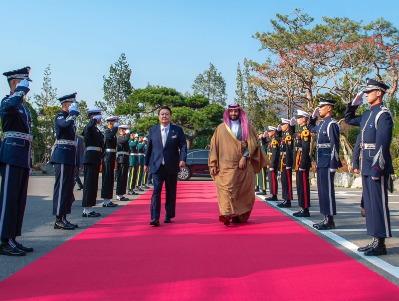 الرئيس الكوري مستقبلا الأمير محمد بن سلمان