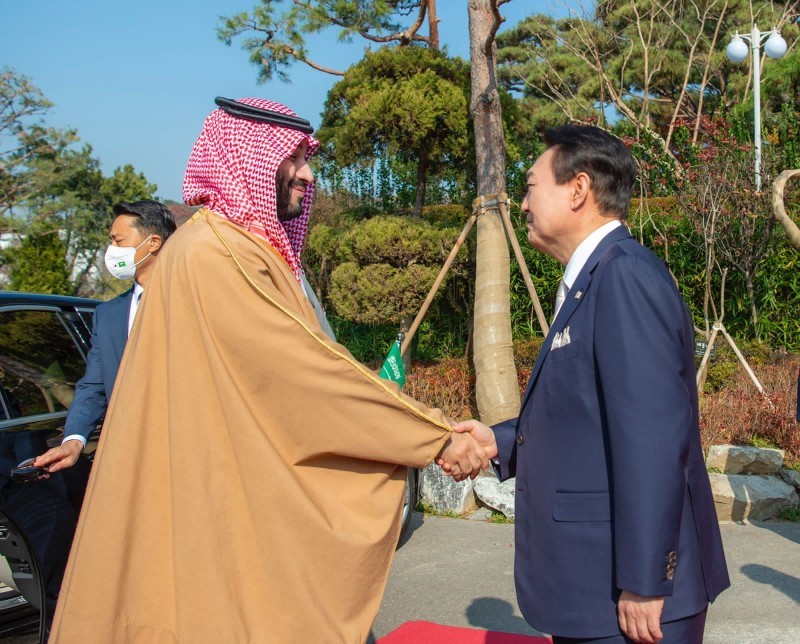 الرئيس الكوري مستقبلا الأمير محمد بن سلمان