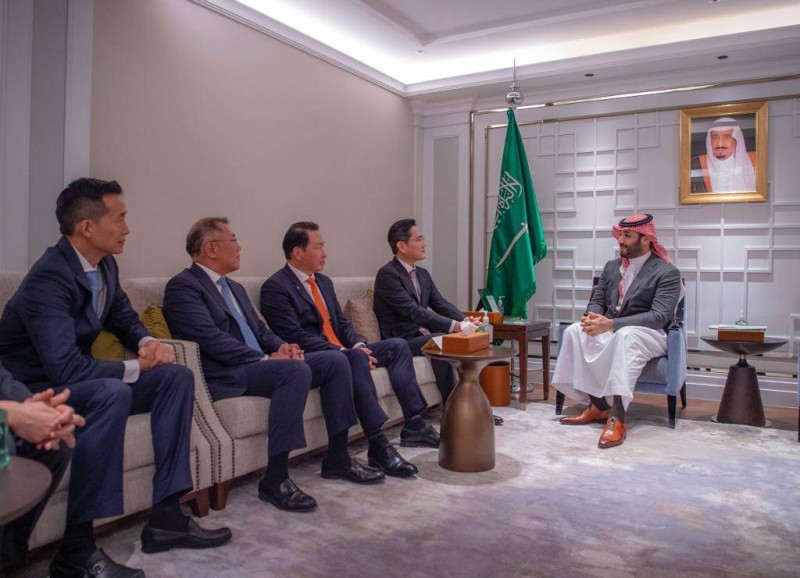 ولي العهد الأمير محمد بن سلمان ملتقيا رؤساء مجموعة من الشركات الكورية