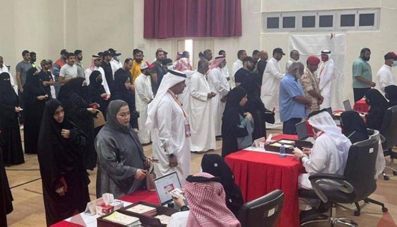 بحرينيون يدلون بأصواتهم في جولة الإعادة.