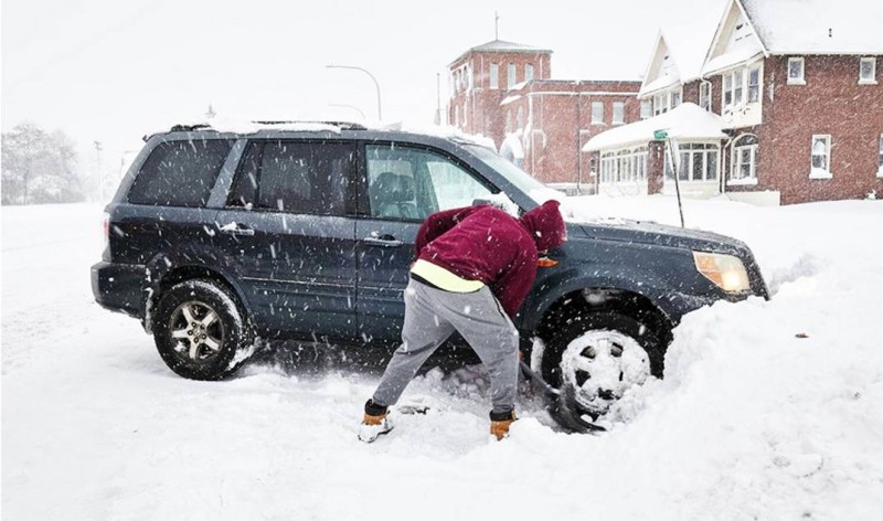 



الأمريكيون بدأوا معاناتهم السنوية مع فصل الشتاء. (وكالات)