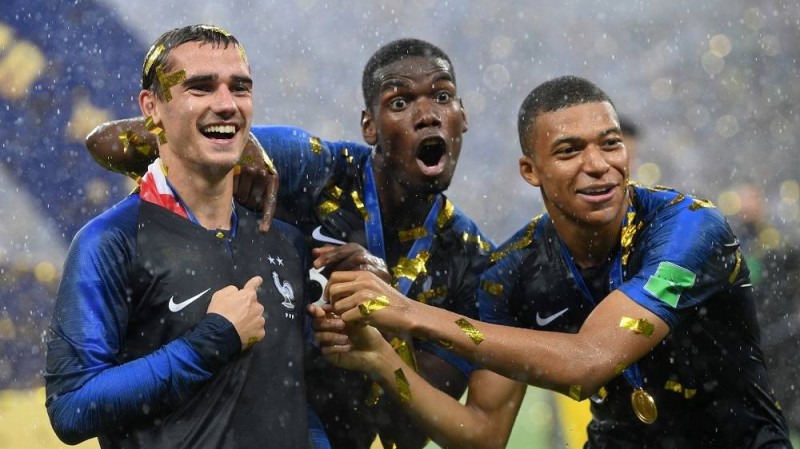 فرحة لاعبي منتخب فرنسا بإحراز لقب كأس العالم 2018 بعد الفوز على كرواتيا بأربعة أهداف مقابل هدفين