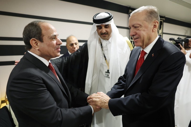  أول مصافحة بين السيسي وأردوغان على هامش مونديال قطر بحضور  الأمير تميم بن حمد.