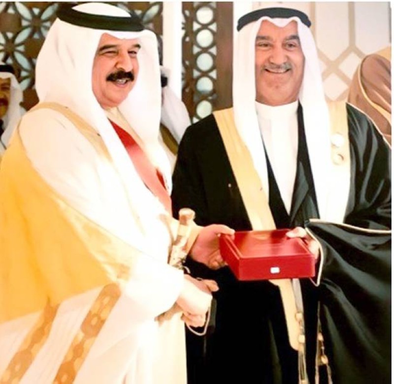 



ملك البحرين الملك حمد يسلم الأنصاري وسام الاستحقاق من الدرجة الأولى عام 2018.