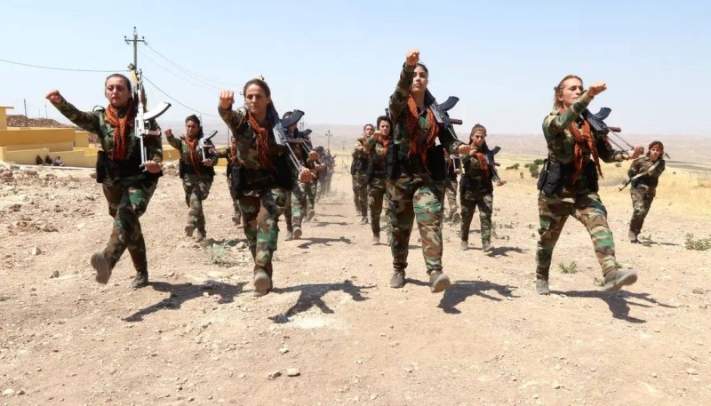 مقاتلات إيرانيات كرديات في أربيل العراق. 