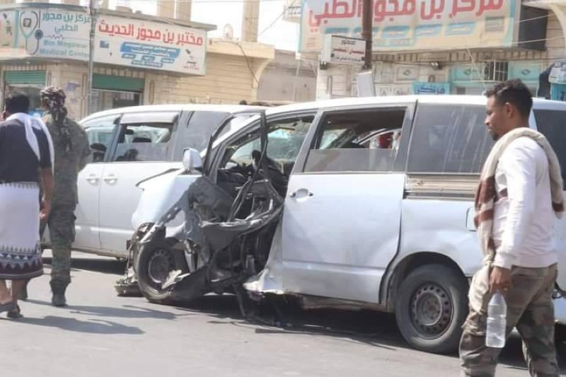 الآثار التي خلفها انفجار عبوة ناسفة بسيارة تقل ضباط المباحث في لحج اليوم.