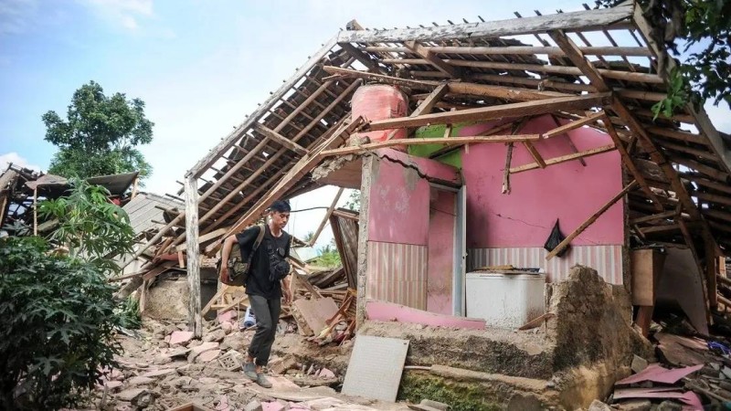  منازل مدمرة جراء الزلزال