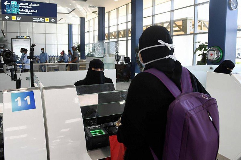 مسافرة تنهي إجراءات سفرها بمطار الطائف. (واس)