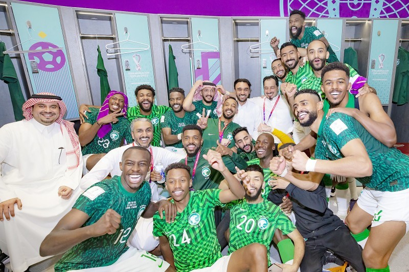 



وزير الرياضة يشارك لاعبي المنتخب السعودي فرحة الفوز على المنتخب الأرجنتيني.