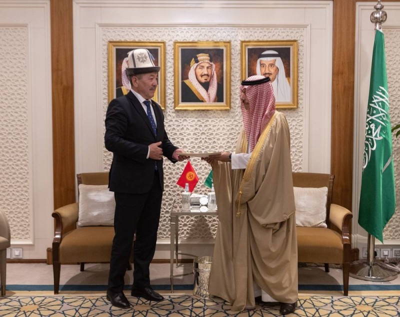 وزير الخارجية الأمير فيصل بن فرحان ملتقيا النائب الأول لرئيس وزراء قرغيزستان عادلبيك قاسم علييف